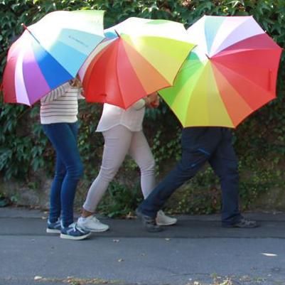 Menschen unter einem Regenschirm